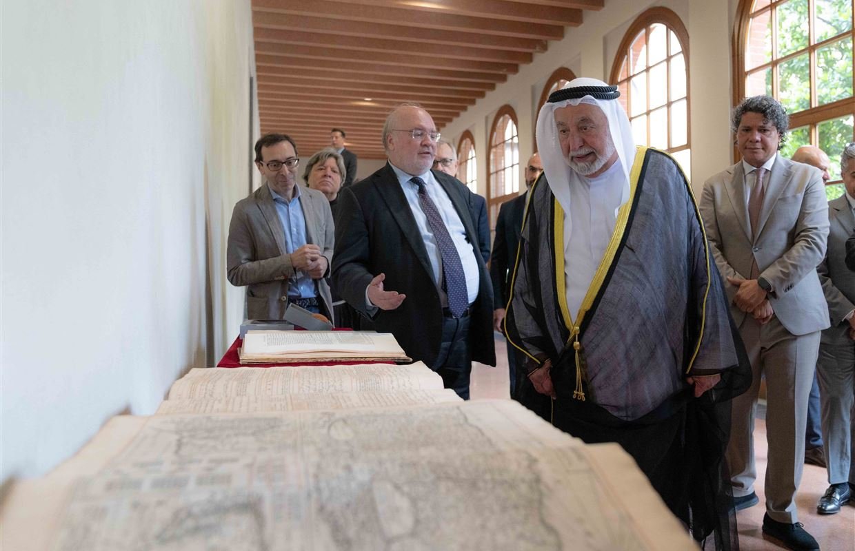 حاكم الشارقة يهدي جامعة القلب المقدس الكاثوليكية في ميلانو مخطوطاً تاريخياً نادراً وكتاب "مرسوم بابوي"