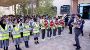 شرطة أبوظبي والشركاء ينفذون توعية مرورية بالعبور الآمن لطلبة المدارس