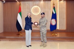 قائد عام شرطة أبوظبي يلتقي السفيرة الأمريكية
