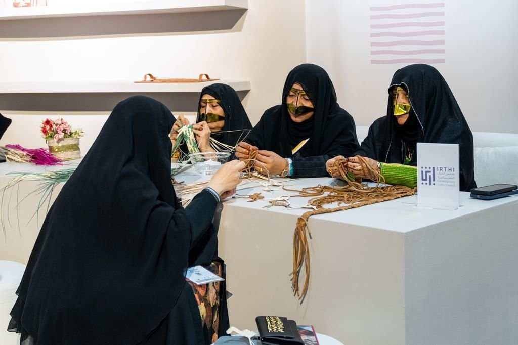 "إرثي للحرف المعاصرة" يقود حوارا إستراتيجيا لتعزيز مكانة الحرف الإماراتية كقوة اقتصادية وثقافية
