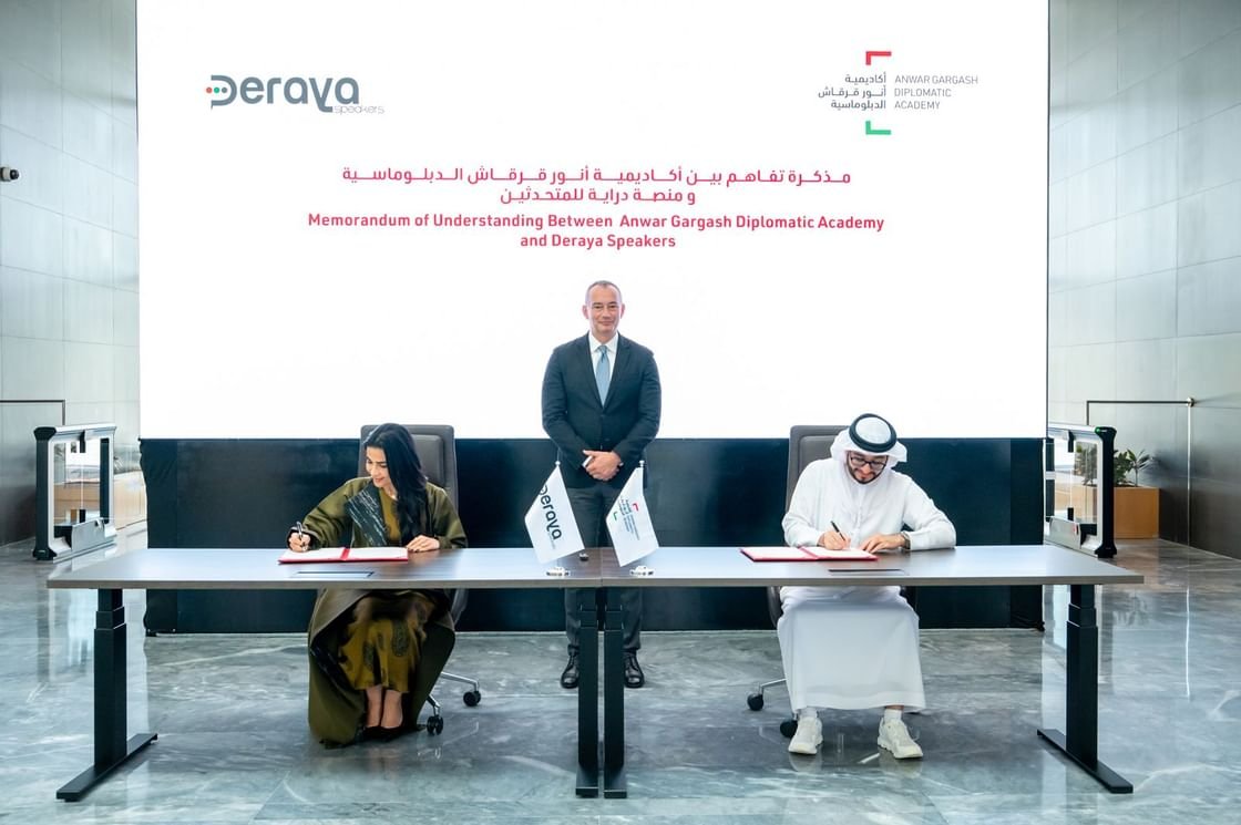تعاون بين "أنور قرقاش الدبلوماسية" و"دراية للمتحدثين" في مجال التدريب الإعلامي