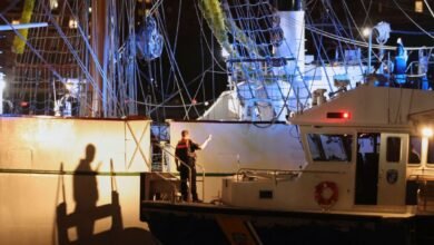 مقتل شخصين وإصابة 22 إثر اصطدام سفينة مكسيكية بجسر بروكلين في نيويورك