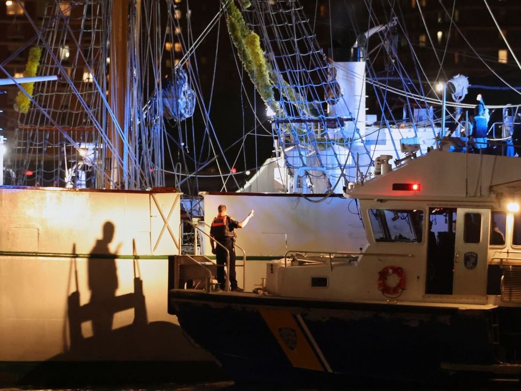 مقتل شخصين وإصابة 22 إثر اصطدام سفينة مكسيكية بجسر بروكلين في نيويورك