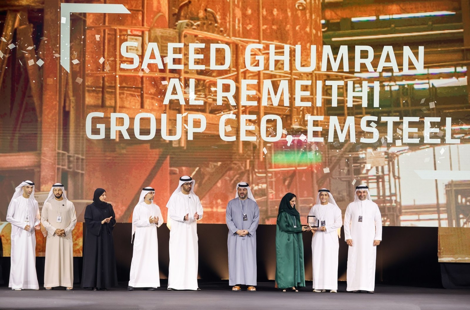 تكريم المهندس سعيد غمران الرميثي بجائزة "القائد الملهم" خلال منتدى "اصنع في الإمارات 2025"