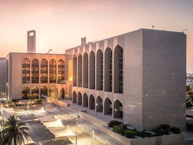 المصرف المركزي يفرض غرامة بقيمة 100 مليون درهم على شركة صرافة