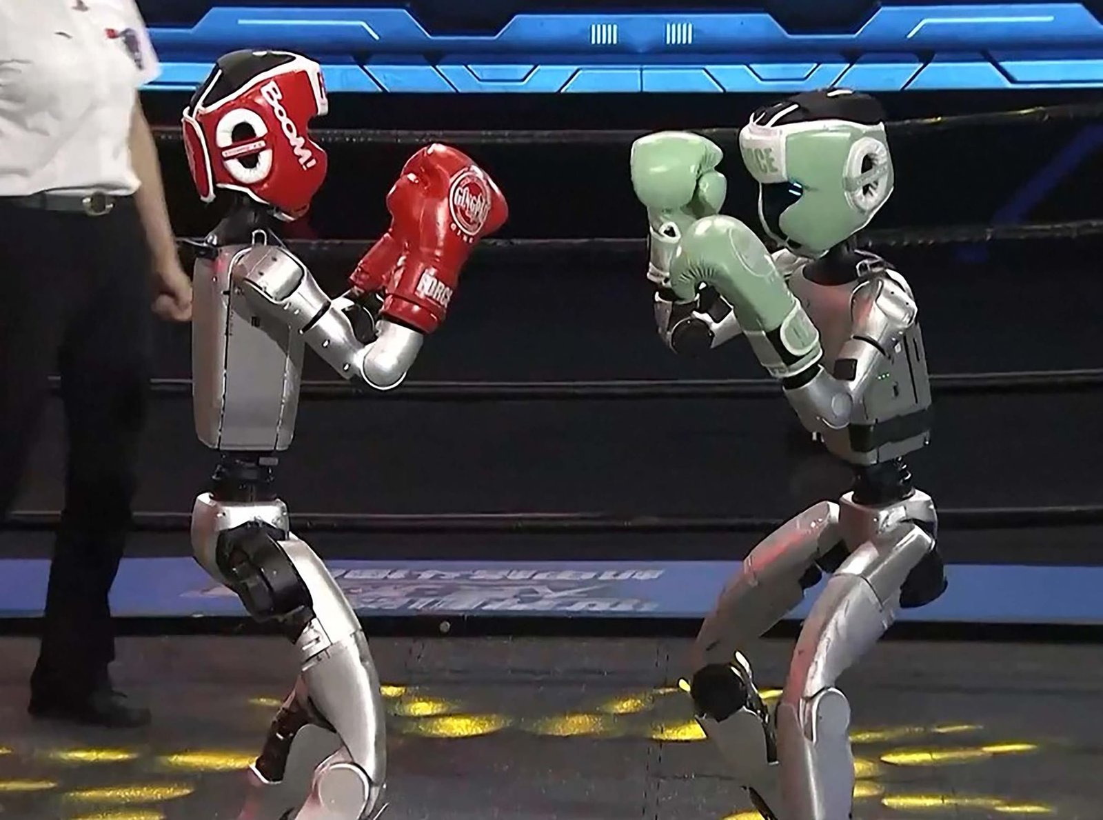 مجموعة الصين للإعلام تنظم أول حدث رياضي عالمي بمشاركة روبوتات بشرية