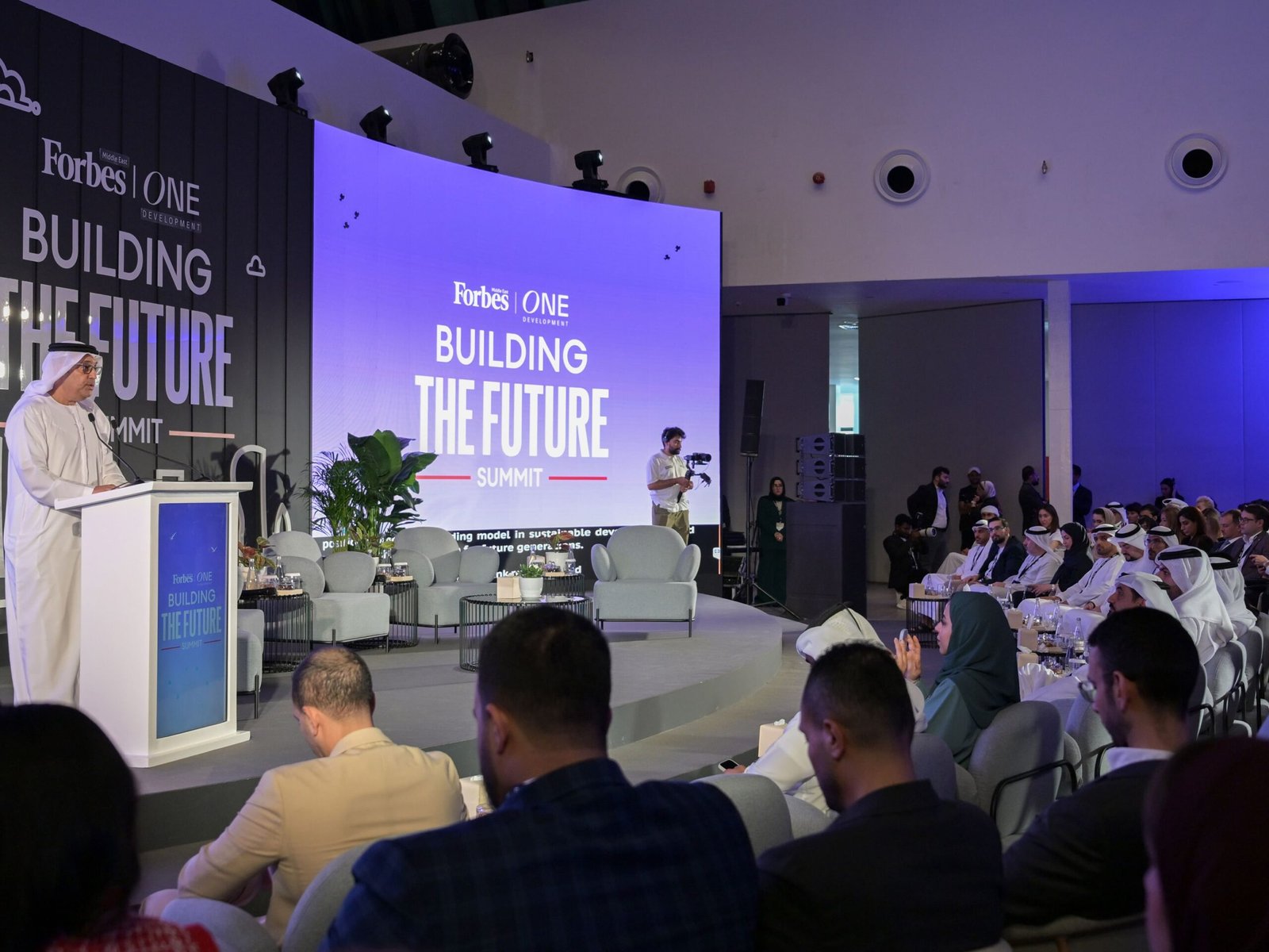 انطلاق قمة فوربس الشرق الأوسط "بناء المستقبل" في أبوظبي