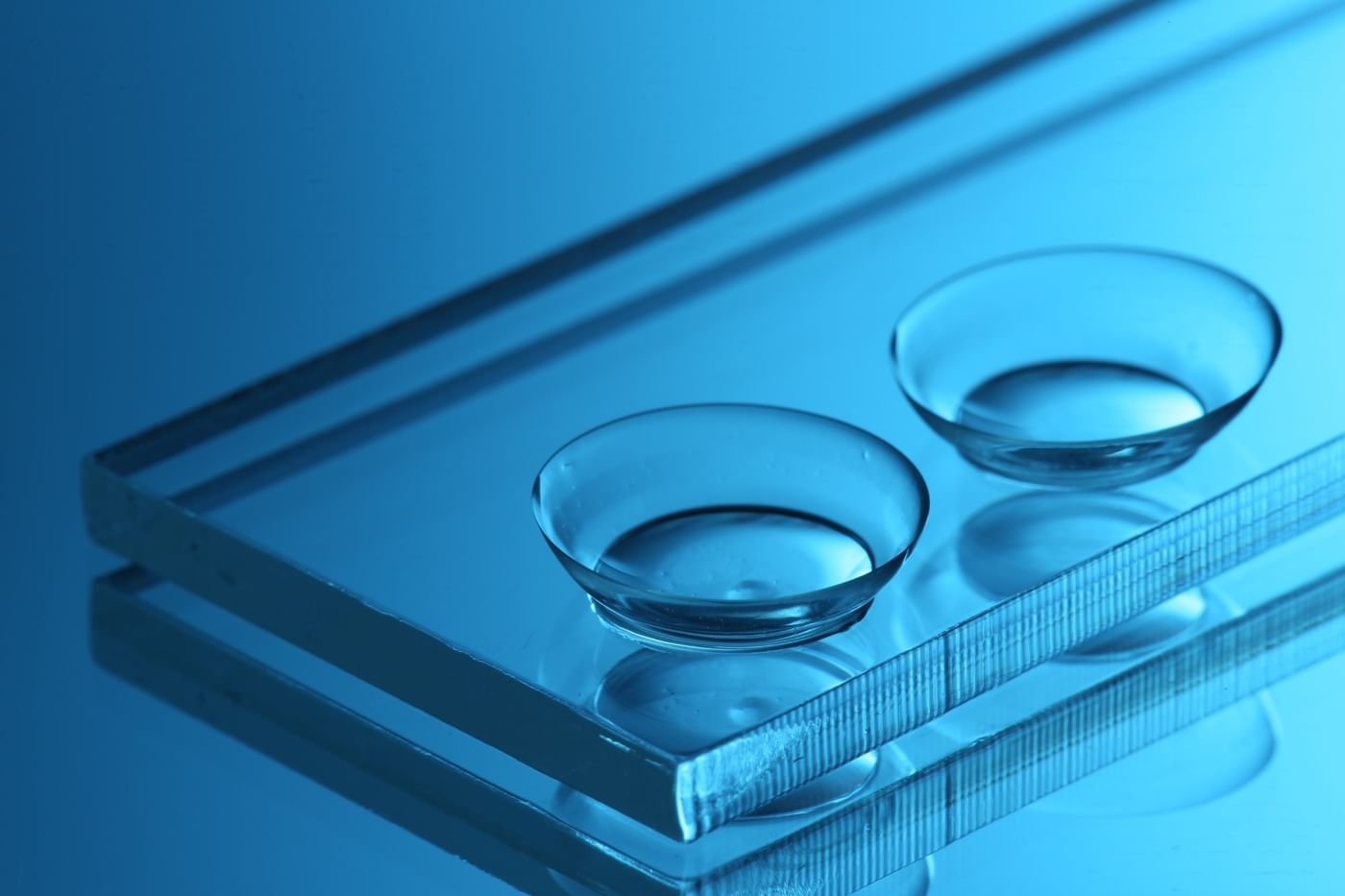 علماء يطورون عدسات لاصقة تسمح للبشر برؤية الأشعة تحت الحمراء