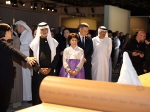 نهيان بن مبارك يفتتح معرض "الوسائط المتعددة: كلنا دوائر مفتوحة" 2 نهيان بن مبارك يفتتح معرض "الوسائط المتعددة: كلنا دوائر مفتوحة"