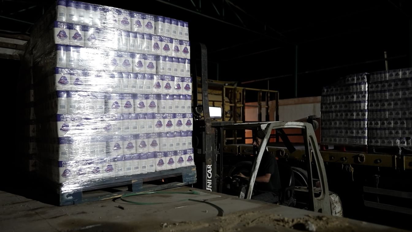 ضمن “الفارس الشهم 3 ” وبدعم من الجمعية الخيرية العالمية.. وصول قافلة مستلزمات المخابز إلى غزة لدعم السكان 1 ضمن “الفارس الشهم 3 ” وبدعم من الجمعية الخيرية العالمية.. وصول قافلة مستلزمات المخابز إلى غزة لدعم السكان