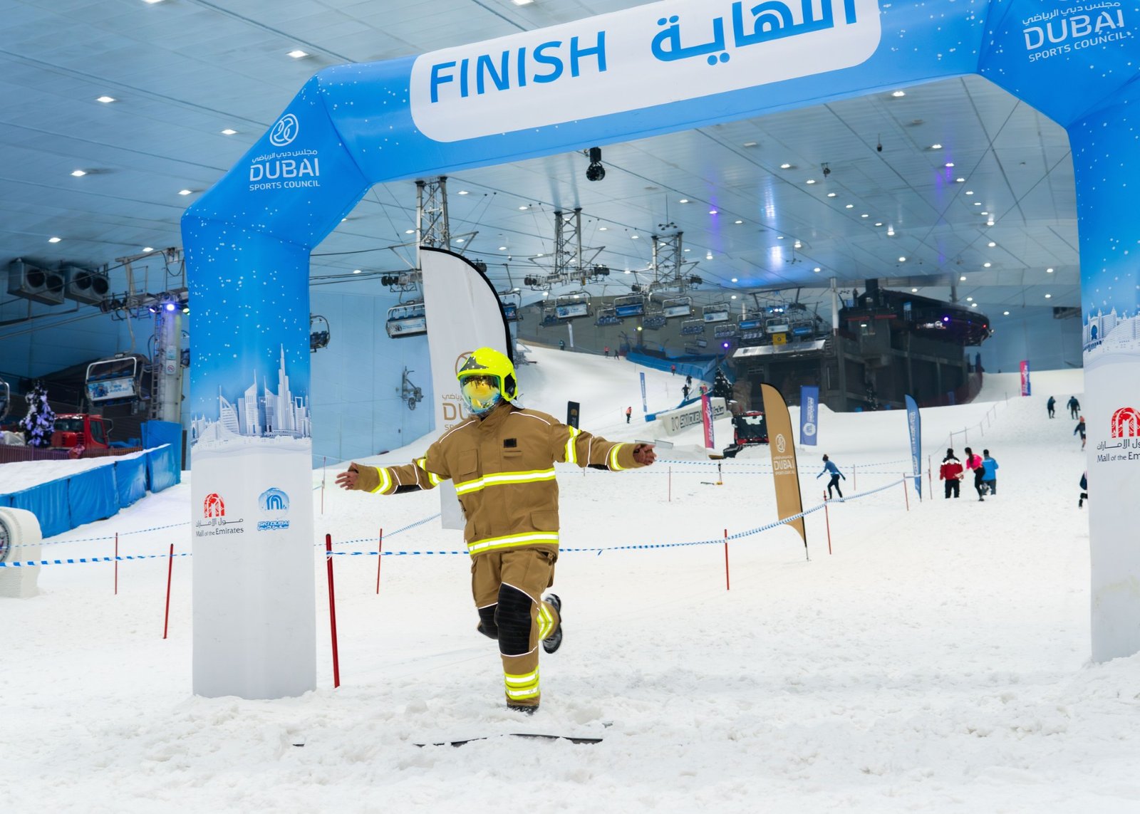 أكثر من 700 عداء شاركوا في سباق دبي للجري الثلجي بـ "سكي دبي" 1 سكي دبي