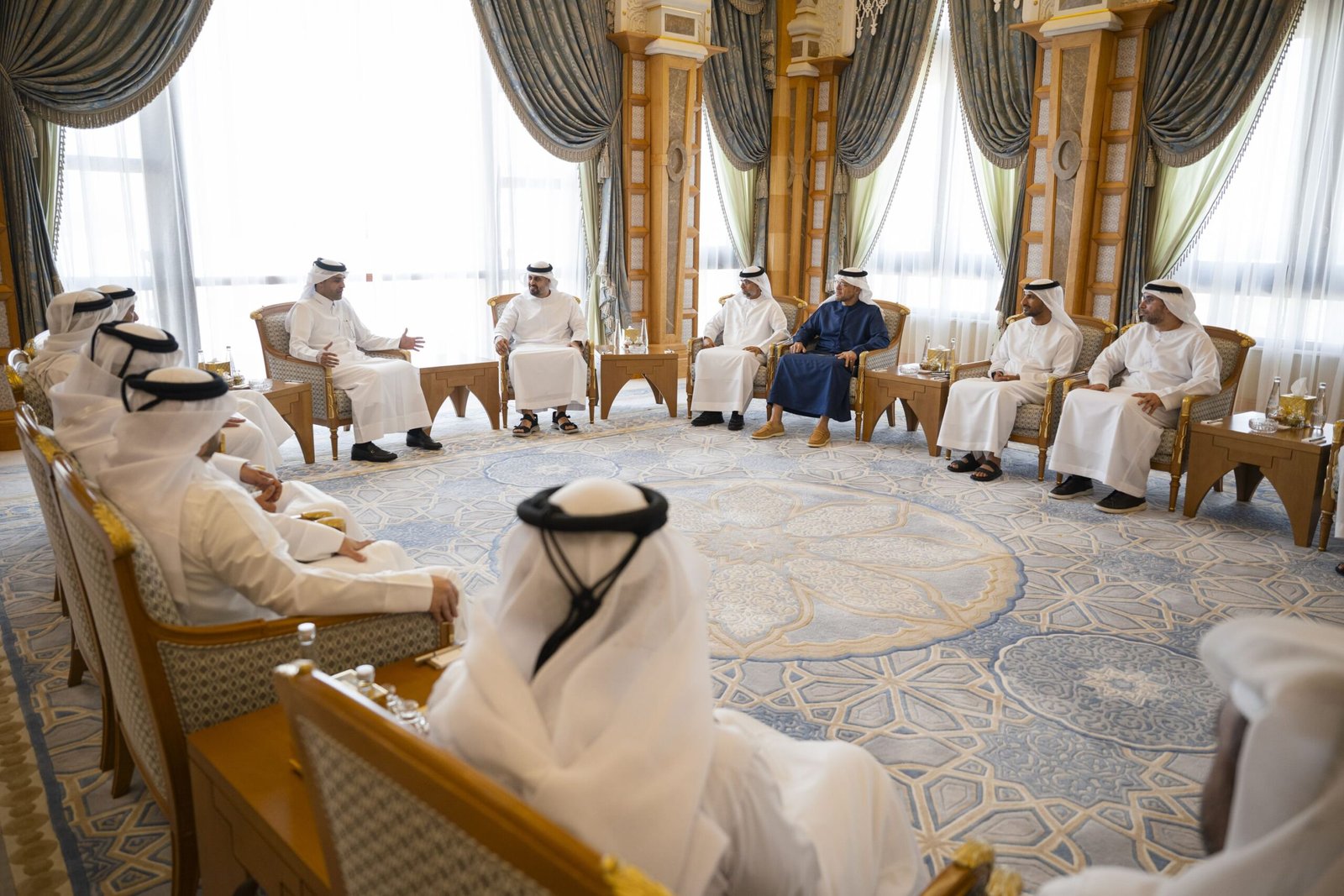 ذياب بن محمد بن زايد يستقبل وزير المواصلات القطري