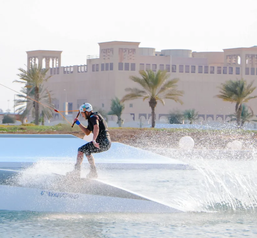 منتجع الفرسان الرياضي الدولي يُطلق أكاديمية الفرسان للتزلج على الماء لرعاية المواهب الشابة في أبوظبي