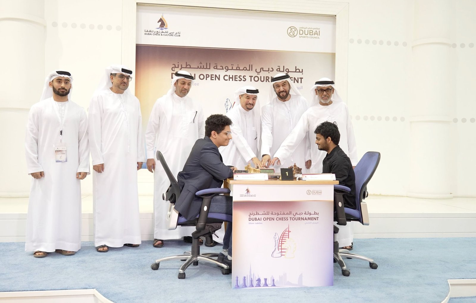 فوز افتتاحي للمصنف الأول في بطولة دبي المفتوحة للشطرنج
