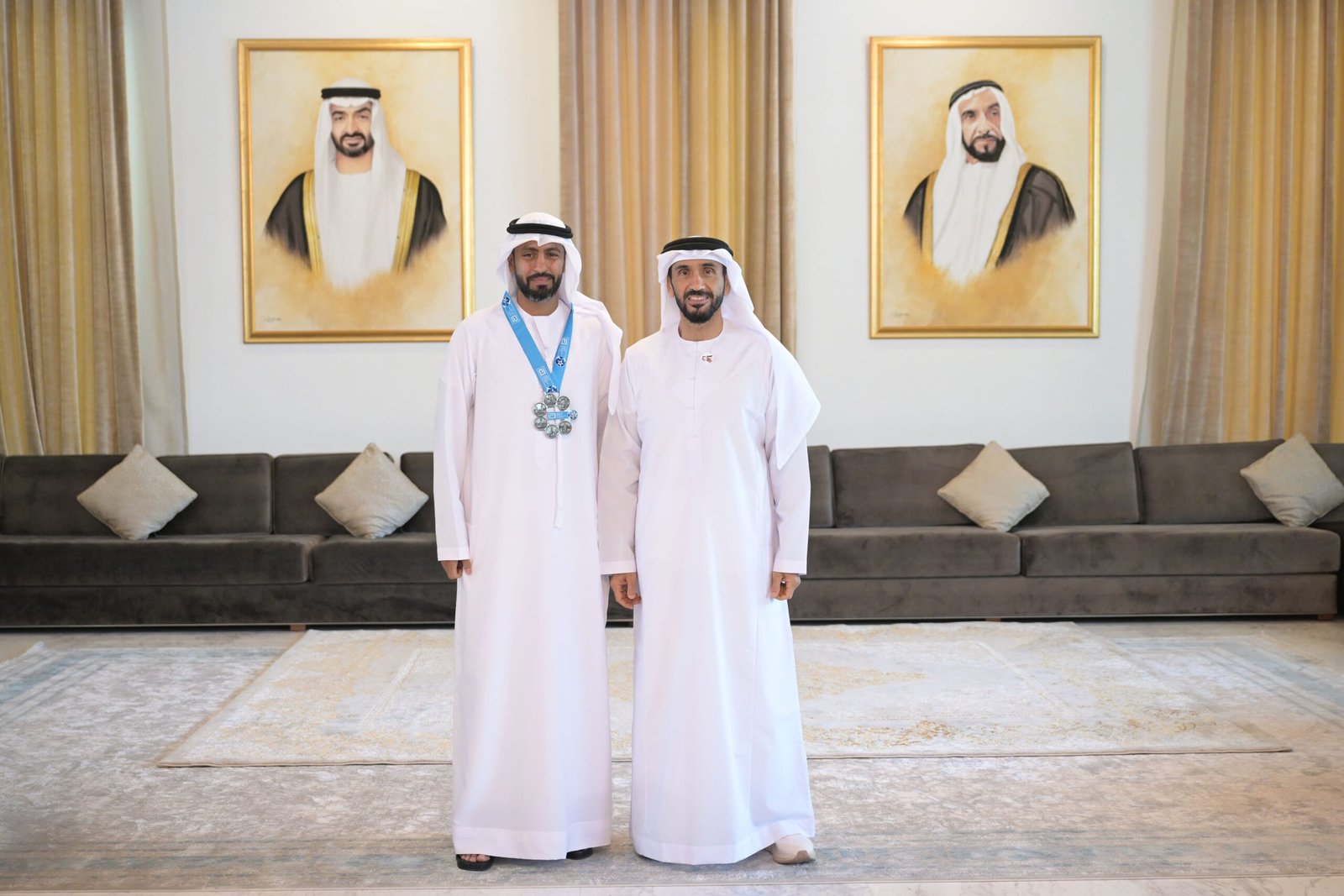 نهيان بن زايد يكرّم العدّاء الإماراتي سالم الهاشمي