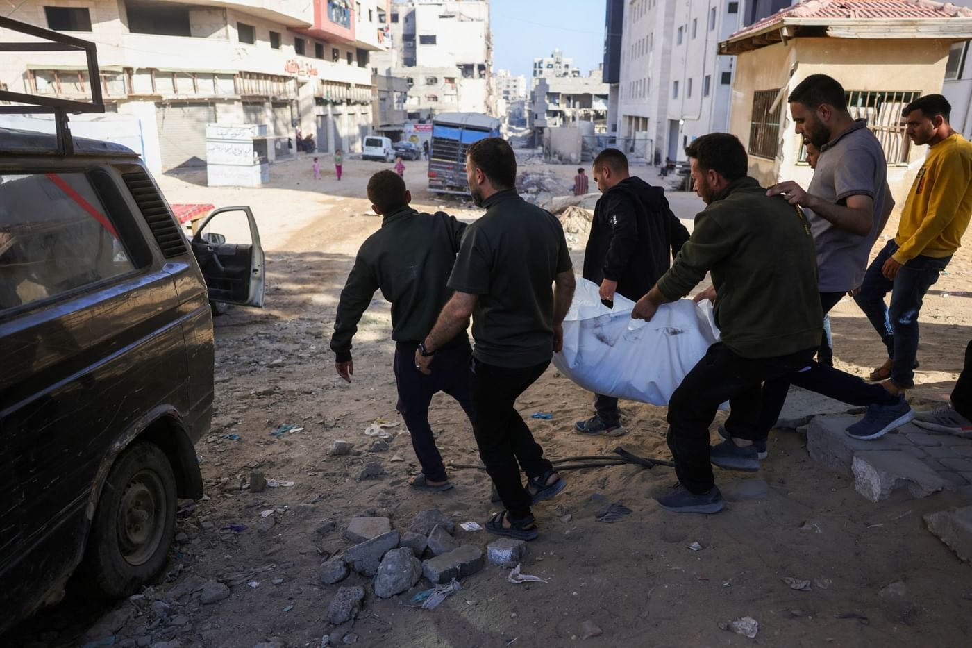 60 شهيدا في قطاع غزة.. والأونروا تحذر من كارثة إنسانية وشيكة