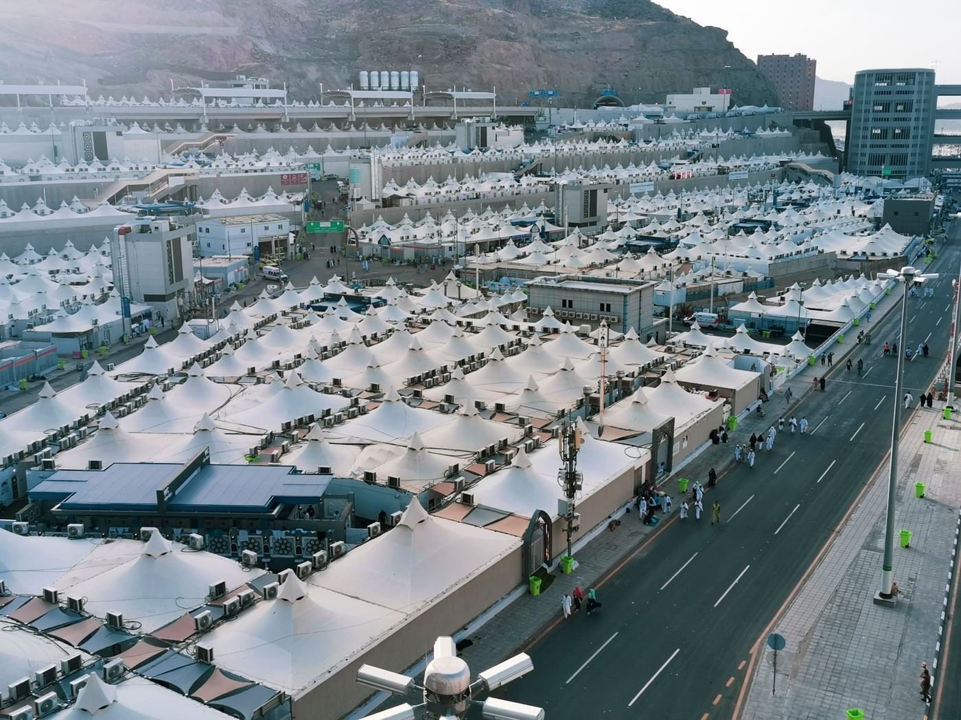 السعودية تدعو الحجاج للبقاء في المخيمات يوم عرفة خلال ذروة الحرارة