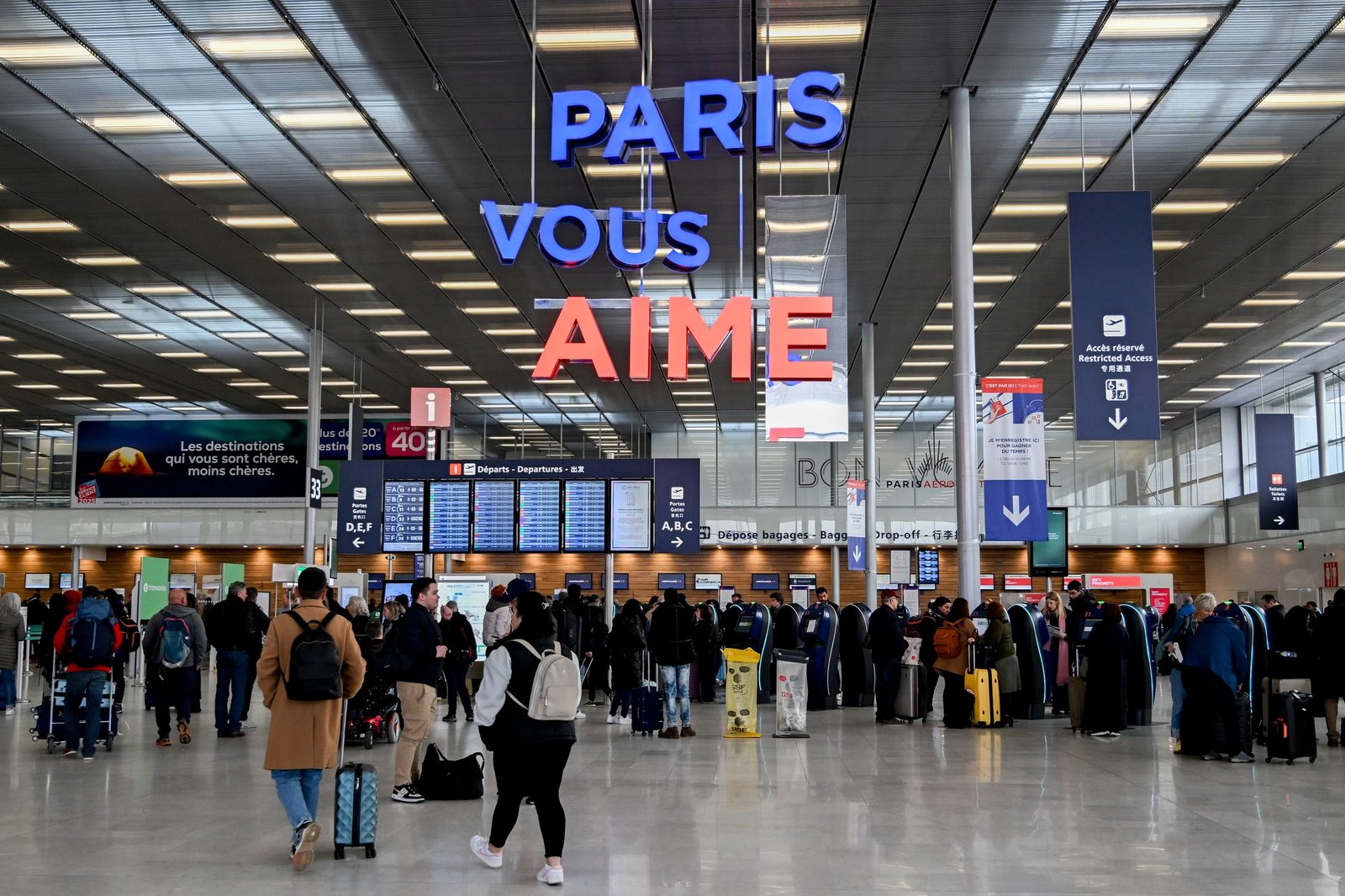 وزارة النقل الفرنسية تعلن استئناف الحركة الجوية الكاملة بمطار أورلي