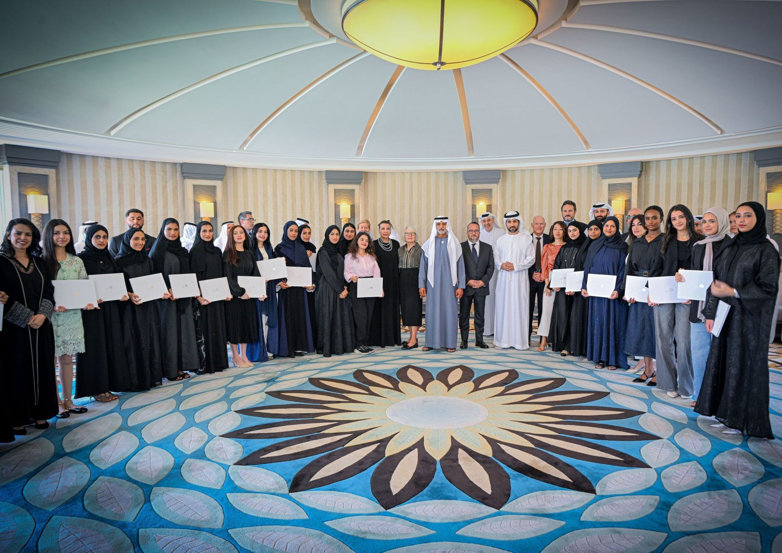 نهيان بن مبارك يكرّم الفائزين بجوائز مجموعة أبوظبي للثقافة والفنون