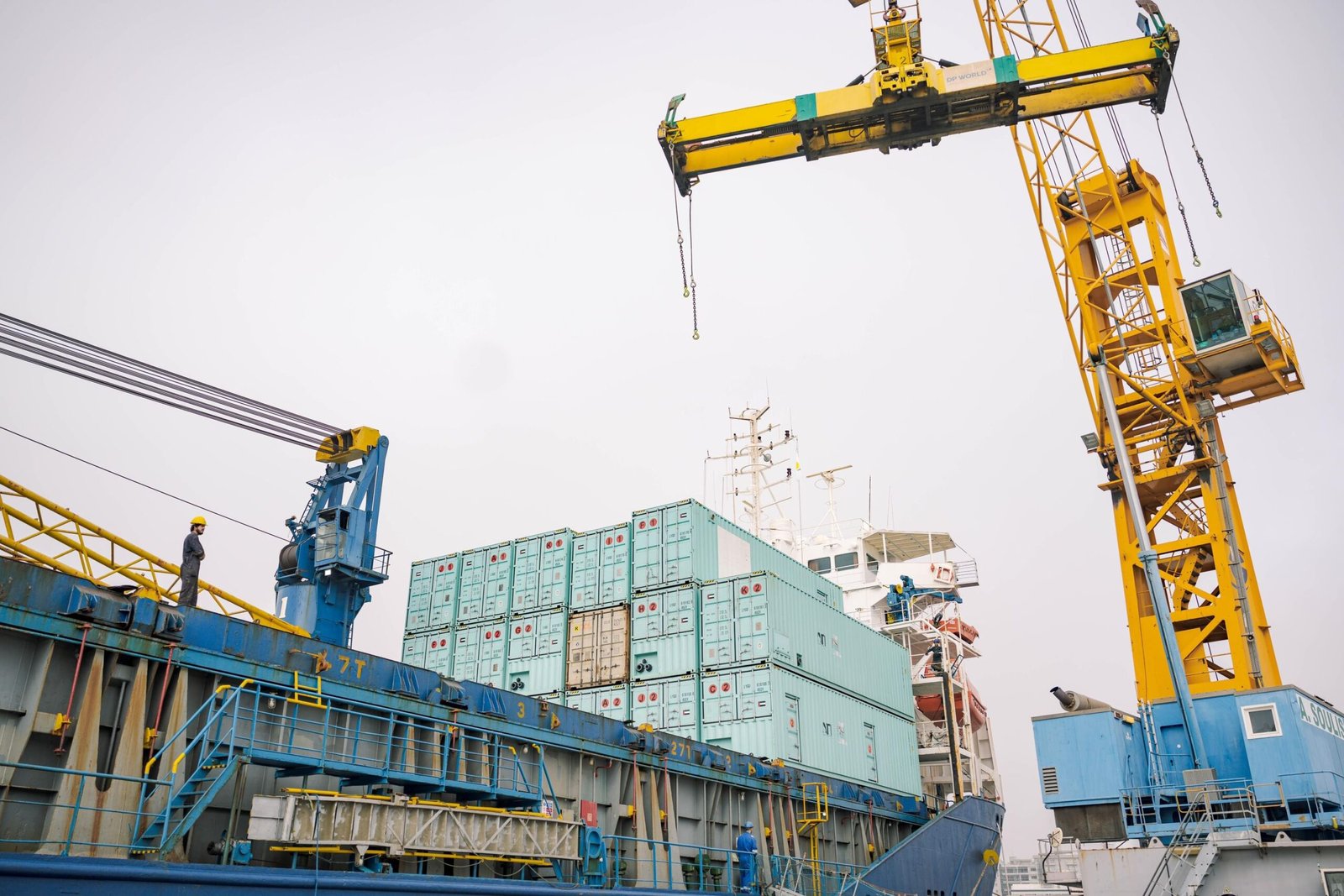 وصول سفينة إماراتية تحمل 14 محطة لتحلية مياه البحر إلى جمهورية قبرص