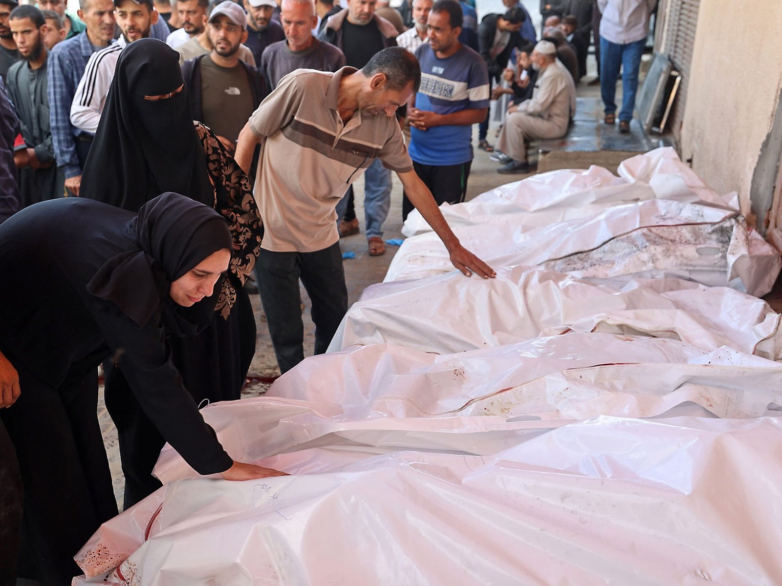 استشهاد عشرات الفلسطينيين في قصف إسرائيلي على غزة