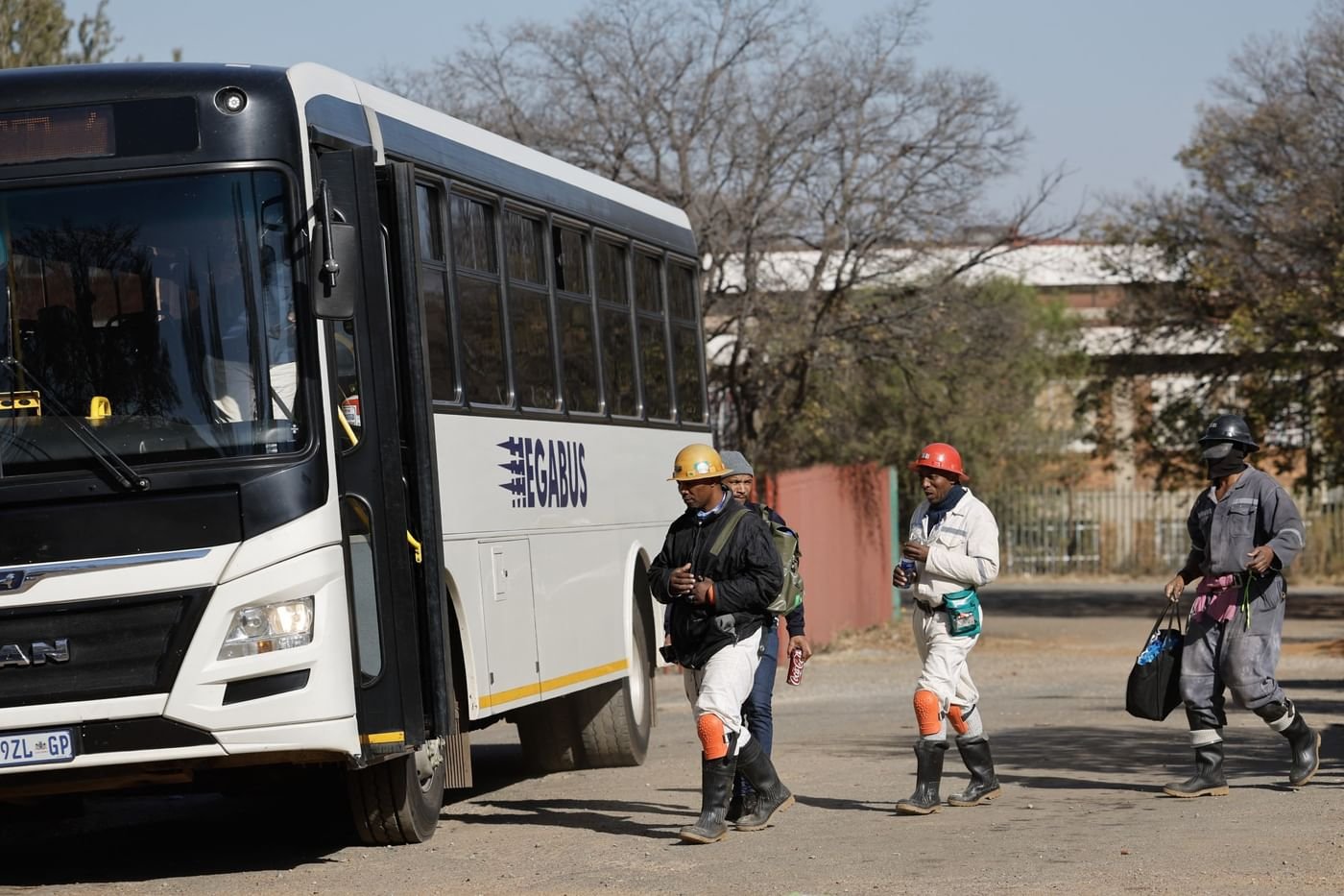 إنقاذ 260 عاملا علقوا داخل منجم للذهب في جنوب إفريقيا