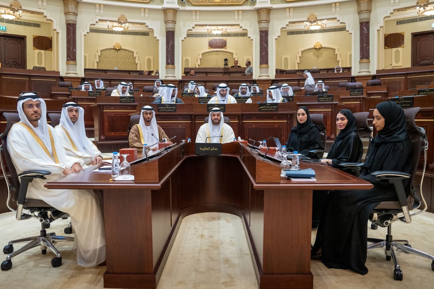 "استشاري الشارقة" يؤكد دعمه لخطط تطوير المطار