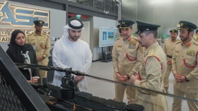 منصور بن محمد يطّلع على أنظمة مركز الطائرات المسيّرة في شرطة دبي