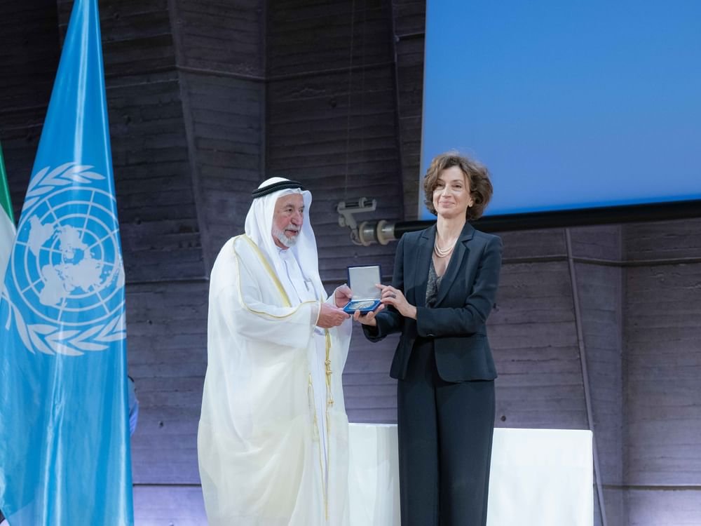حاكم الشارقة يتسلم تكريماً خاصاً من اليونسكو بمناسبة إنجاز المعجم التاريخي للغة العربية وإدراجه في مكتبتها