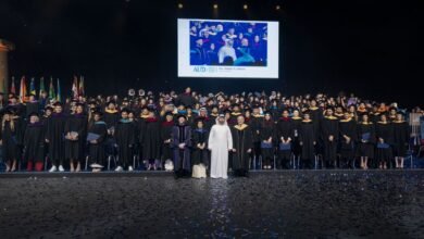 منصور بن محمد يشهد تخريج الدفعة الـ28 من طلبة الجامعة الأمريكية في دبي