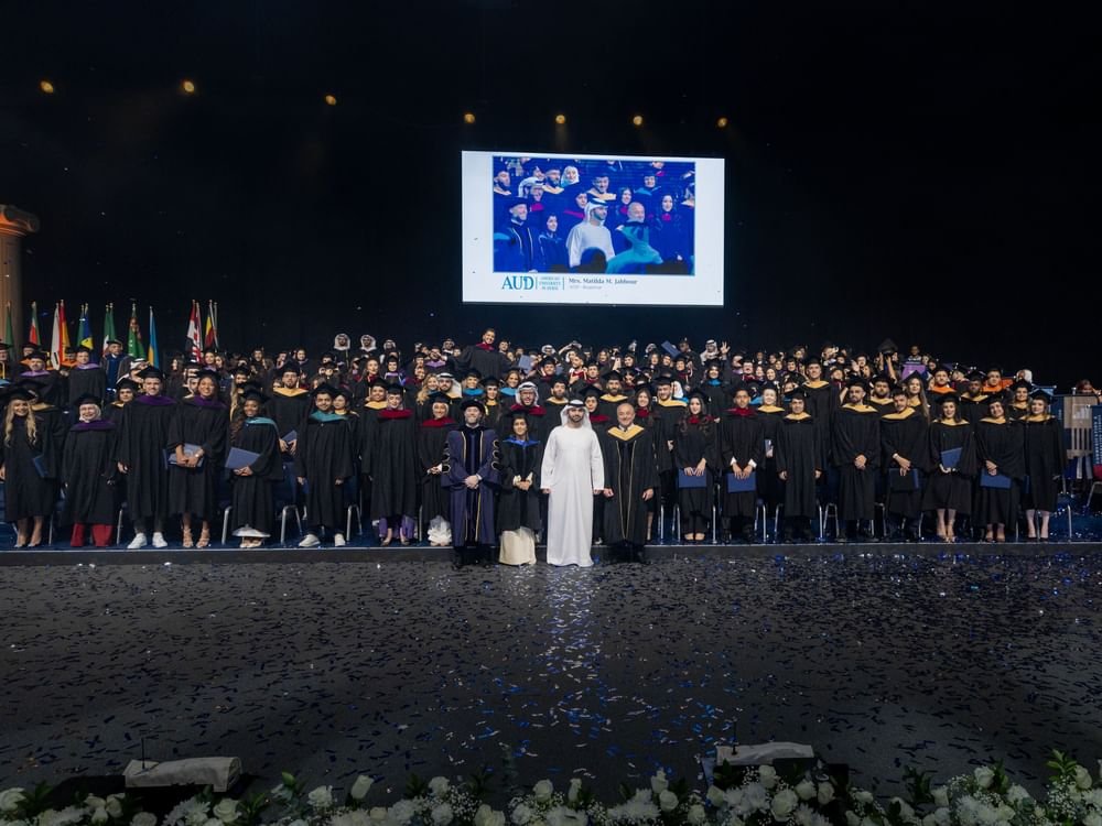 منصور بن محمد يشهد تخريج الدفعة الـ28 من طلبة الجامعة الأمريكية في دبي