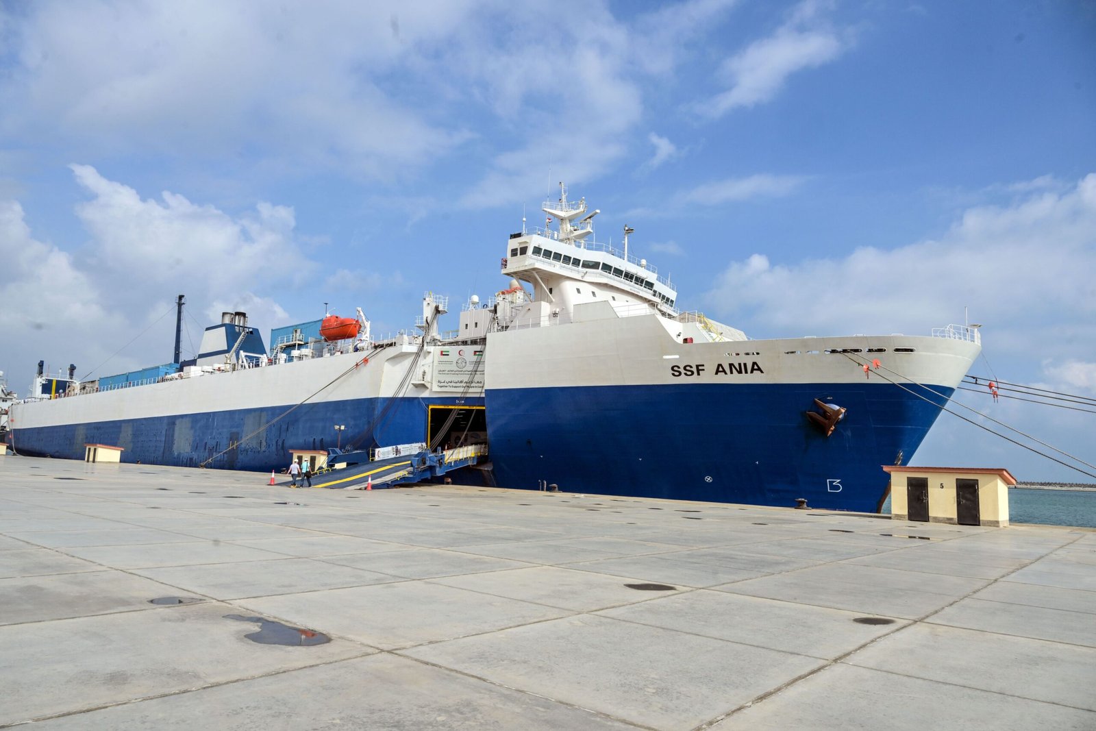 وفد سنغافوري رفيع يشيد بالمستشفى الإماراتي العائم في العريش 1 وفد سنغافوري رفيع يشيد بالمستشفى الإماراتي العائم في العريش