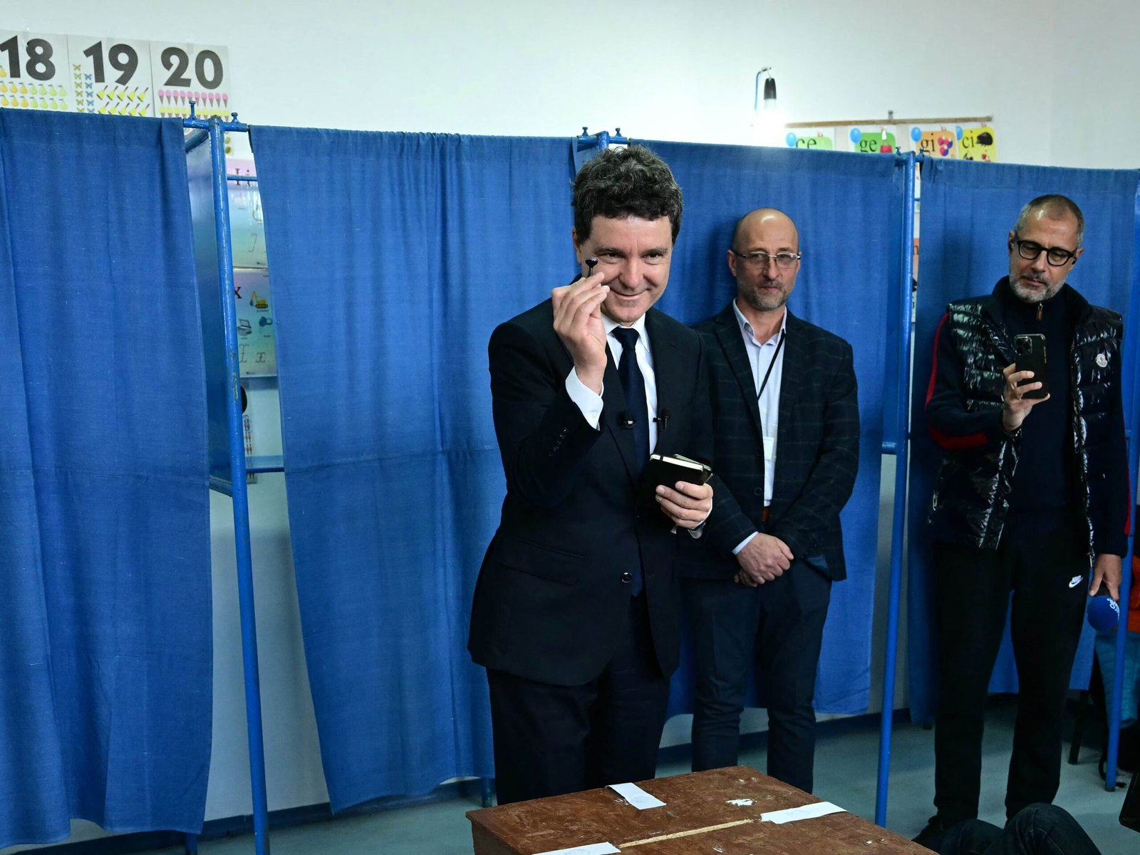 الرومانيون يتوجهون إلى مراكز الاقتراع في جولة إعادة الانتخابات الرئاسية