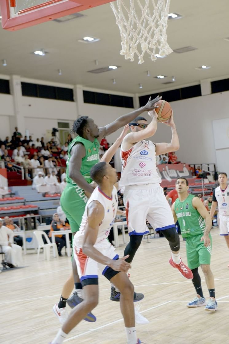 الشارقة يفوز على شباب الأهلي ويتوج بطلا لدوري كرة السلة