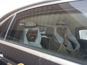 ولي عهد أبوظبي يغادر الرياض بعد مشاركته في القمة الخليجية – الأمريكية