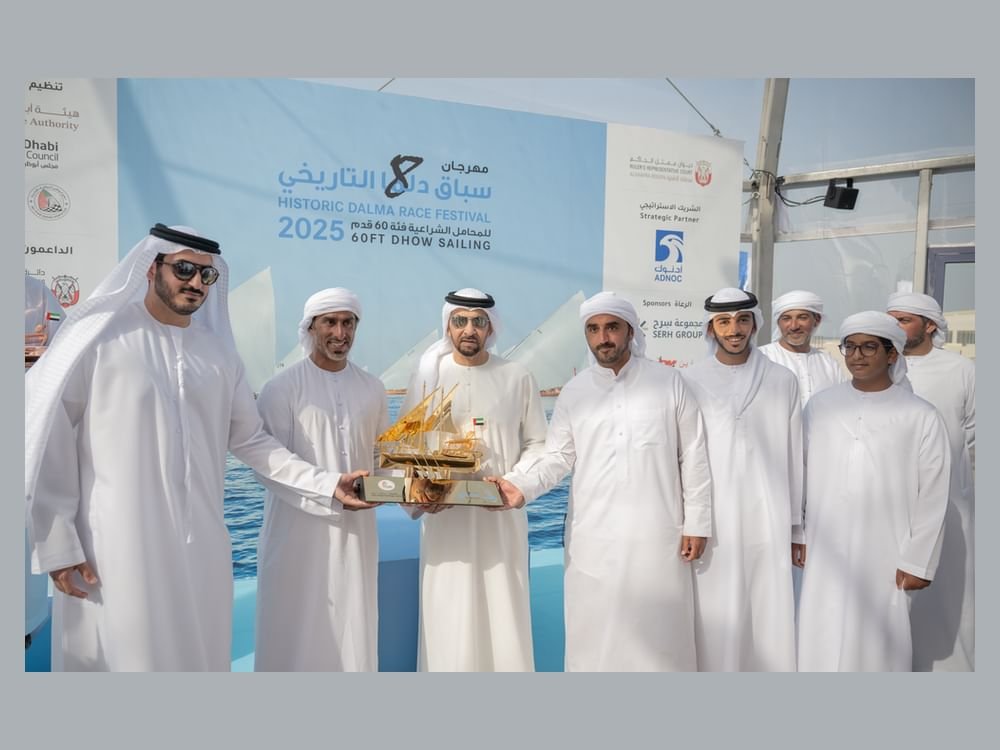 حمدان بن زايد يتوج الفائزين في سباق مهرجان دلما التاريخي.. ويؤكد: الحدث يمثل رمزاً وطنياً متجذراً بوجدان أبناء الإمارات