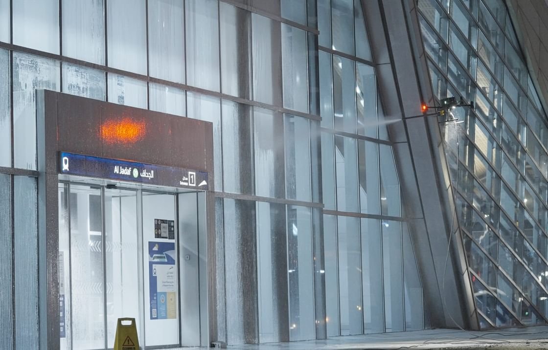 "طرق دبي" تُطلقُ تقنية تجريبية بـ"الدرون" لتنظيف واجهات محطات المترو والترام 1 "طرق دبي" تُطلقُ تقنية تجريبية بـ"الدرون" لتنظيف واجهات محطات المترو والترام