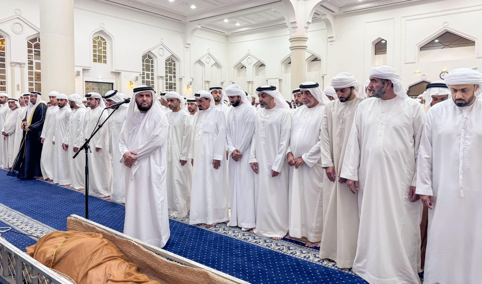 حاكم عجمان يؤدي صلاة الجنازة على جثمان حمد راشد النعيمي 1 حاكم عجمان يؤدي صلاة الجنازة على جثمان حمد راشد النعيمي