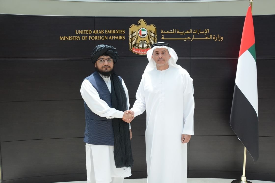 مدير مكتب وزارة الخارجية في دبي يتسلّم البراءة القنصلية من القنصل العام لجمهورية أفغانستان