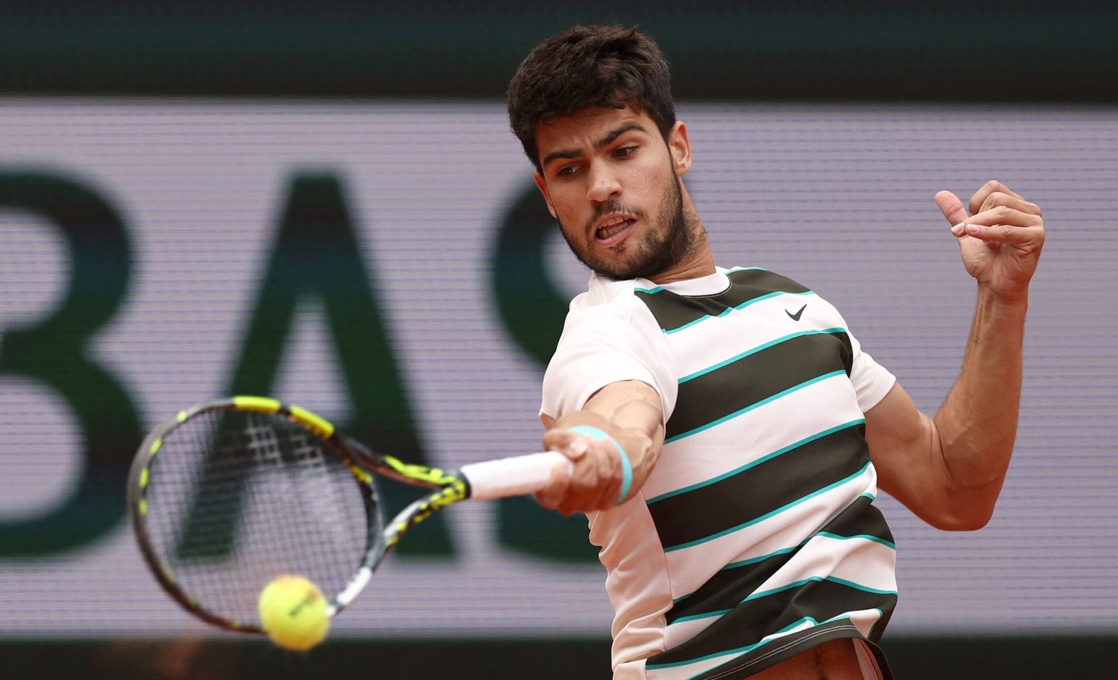 ألكاراز وشفيونتيك يستهلان حملة الدفاع عن لقبيهما بانتصارات قوية في رولان جاروس للتنس