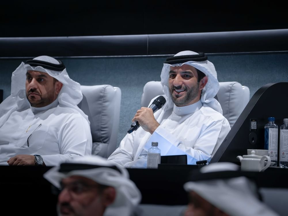 سلطان بن أحمد القاسمي يشهد جلسة العصف الذهني لجائزة التميز المؤسسي "تميُّز"