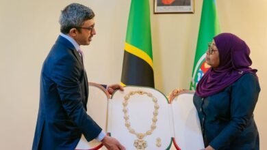 رئيس الدولة يمنح رئيسة تنزانيا "وسام أم الإمارات"