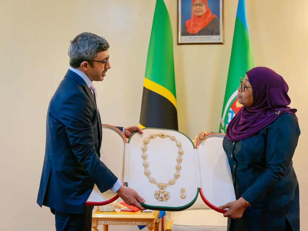 رئيس الدولة يمنح رئيسة تنزانيا "وسام أم الإمارات"