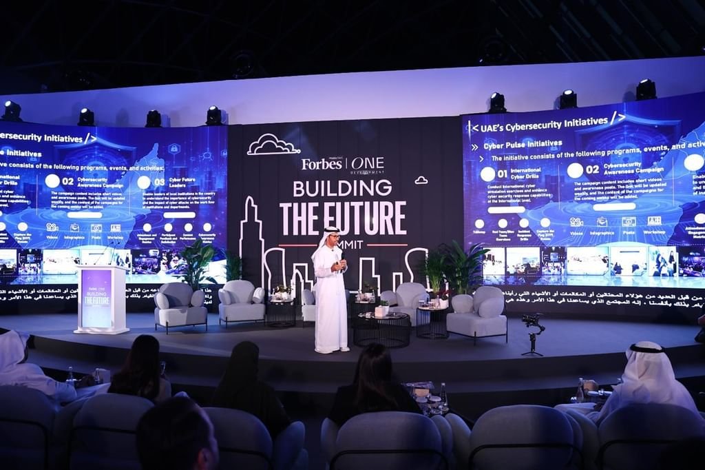 قمة "بناء المستقبل" تؤكد أهمية تكامل الابتكار والتكنولوجيا في بناء المدن الذكية