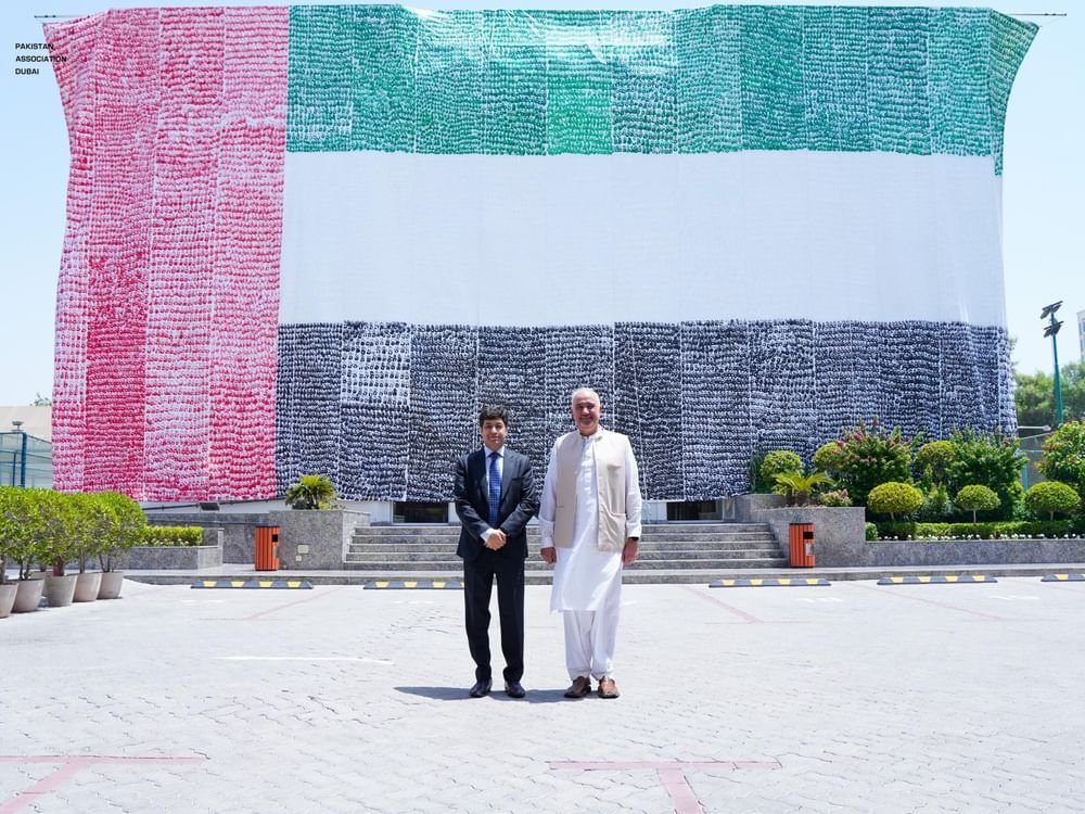 24,5 ألف بصمة يد فردية من 100 جنسية تشارك في أكبر علم للإمارات