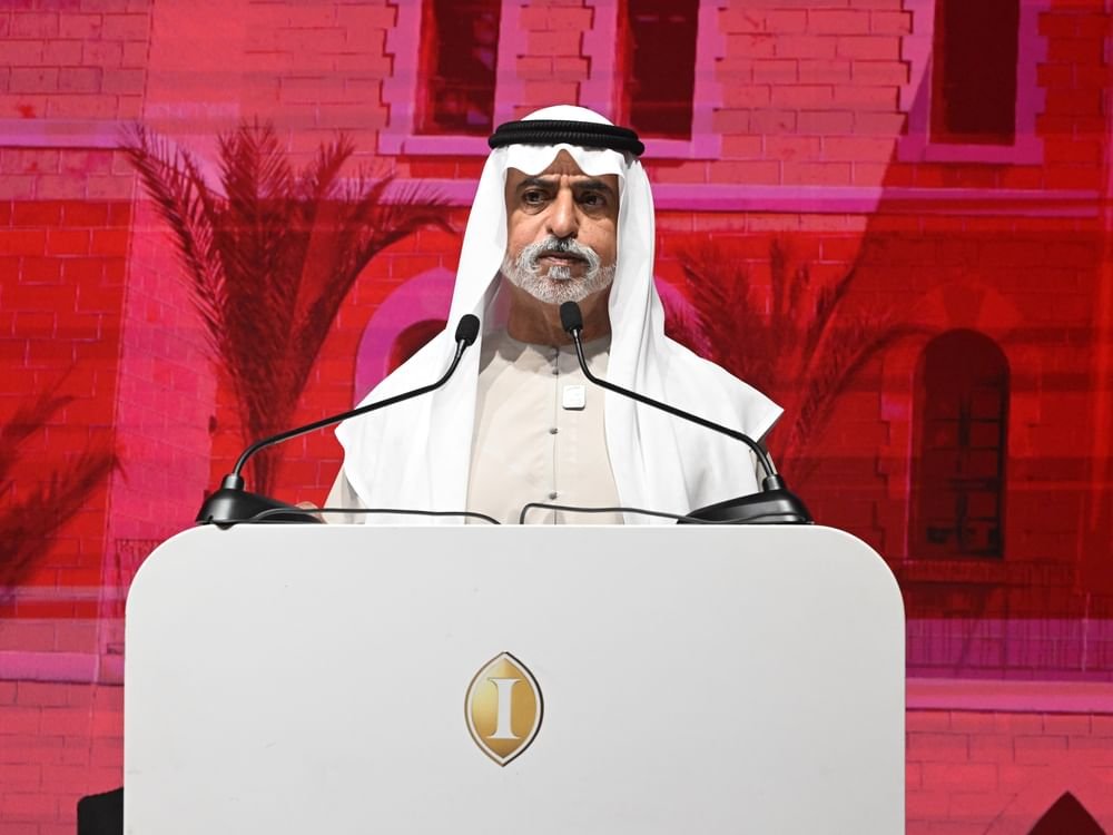 نهيان بن مبارك يحضر بأبوظبي حفل العشاء السنوي للجامعة الأميركية في بيروت