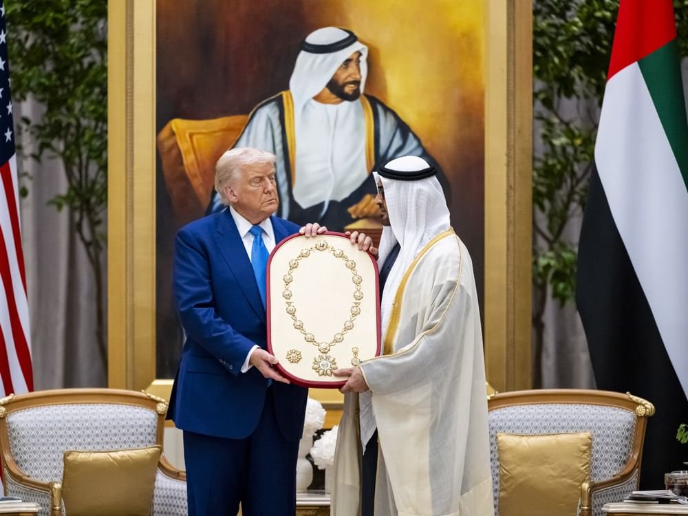 رئيس الدولة يمنح الرئيس الأميركي "وسام زايد" تقديراً لجهوده في تعزيز علاقات البلدين 1 رئيس الدولة يمنح الرئيس الأميركي "وسام زايد" تقديراً لجهوده في تعزيز علاقات البلدين