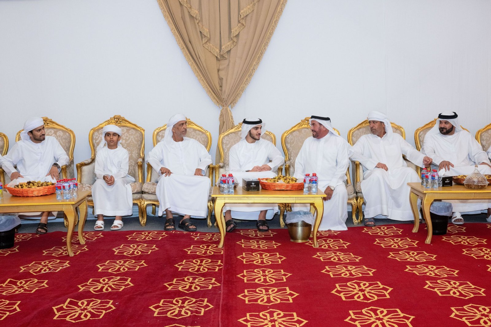 محمد بن راشد بن محمد يقدم واجب العزاء في وفاة عيسى علي بن بدر العليلي 1 محمد بن راشد بن محمد يقدم واجب العزاء في وفاة عيسى علي بن بدر العليلي