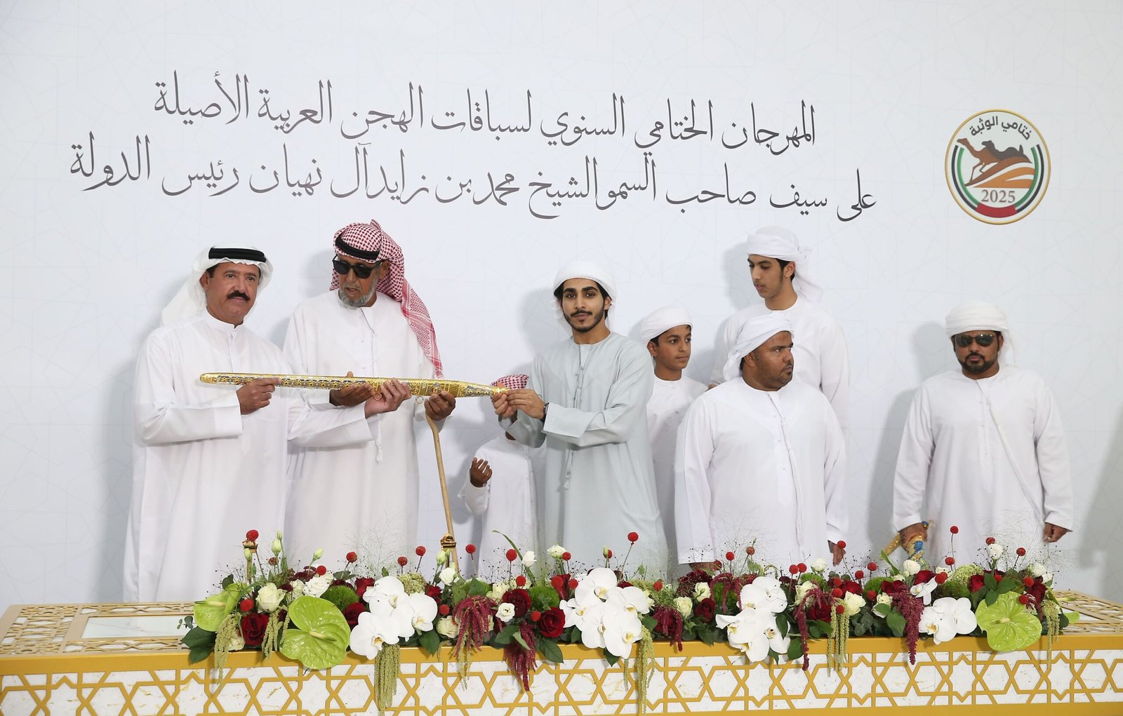 سلطان بن حمدان يتوج الفائزين بمنافسات هجن أبناء القبائل في “ختامي الوثبة 2025”