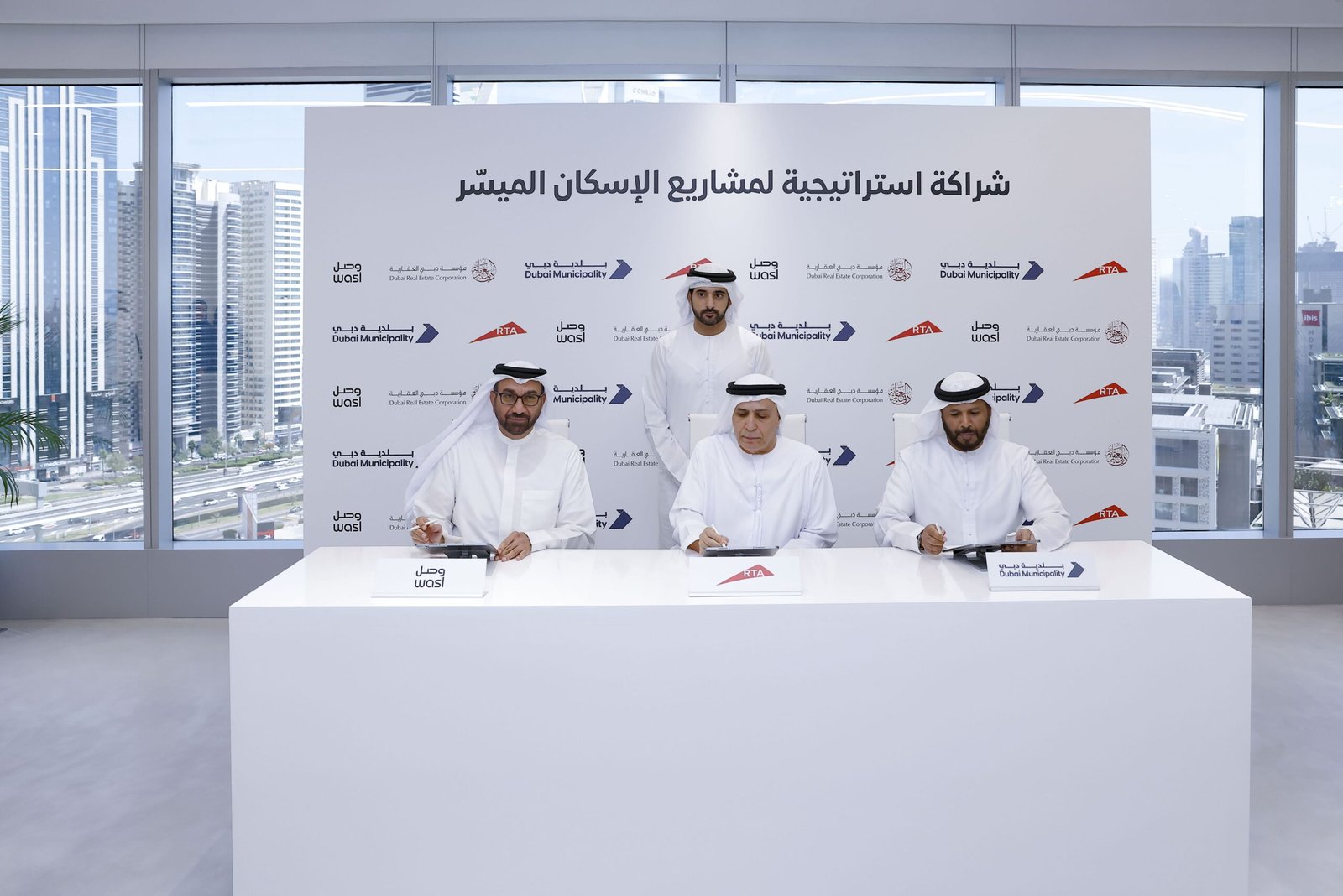 حمدان بن محمد يشهد توقيع اتفاقية تنفيذ مشاريع الإسكان الميسر